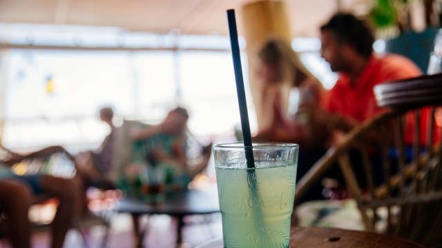 Bar La Rochelle : verre sur une table